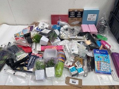 Lot 3613 - 2 bags of assorted household items