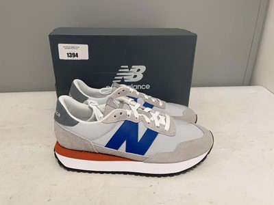 Lot New Balance UK9 237 trainers in grey - boxed