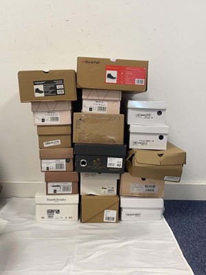 Lot 17x Boxed pairs of shoes in various styles and...