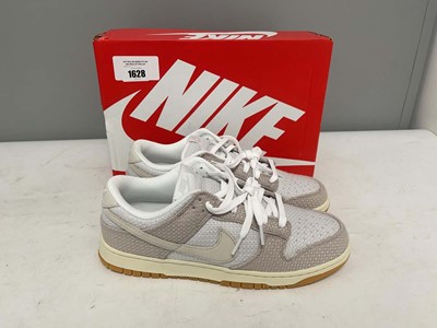 Lot Nike UK9.5 dunk low retro se trainers in moon...