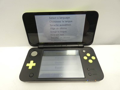 Lot 2007 - Nintendo 2DS XL black and yellow