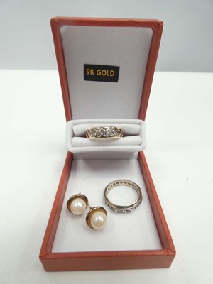 Lot 2016 - 2x rings marked 9ct and pair of earrings