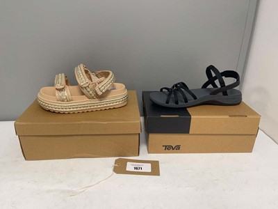 Lot 2x Boxed pairs of sandals to include Teva UK9...