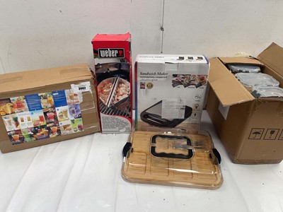 Lot 3662 - Juicer, Weber char-basket, sandwich maker,...