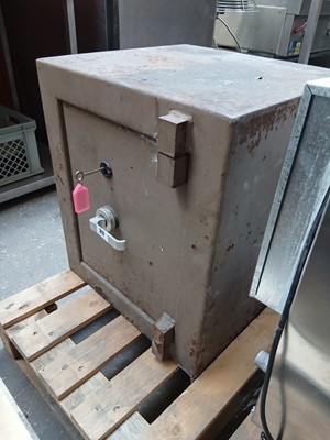 Lot 317 - Large heavy duty keylock safe