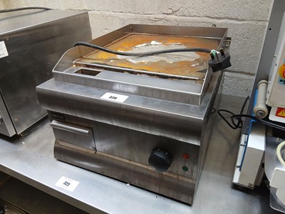 Lot 320 - 45cm electric Lincat single-burner solid top...