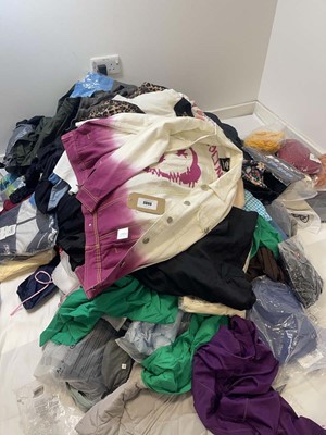 Lot 3806 - Pallet box (not included) containing mixed...