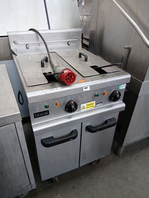Lot 474 - 60cm electric Lincat twin tank fryer with basket