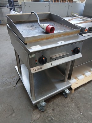 Lot 567 - 60cm Electric Lincat 2-burner solid top...