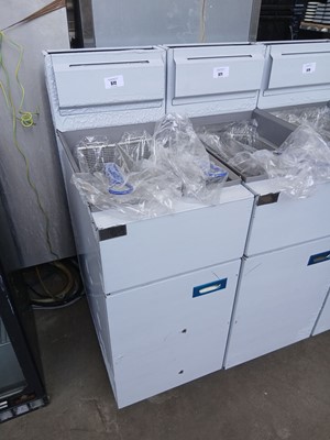 Lot 572 - 40cm Gas single tank fryer with 2 baskets