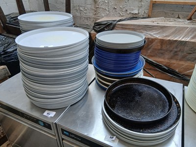 Lot 586 - Various size plastic pizza separators plus...