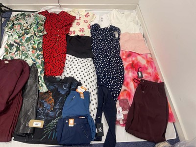Lot 3917 - Clothing to include Victoria's Secret, Style...