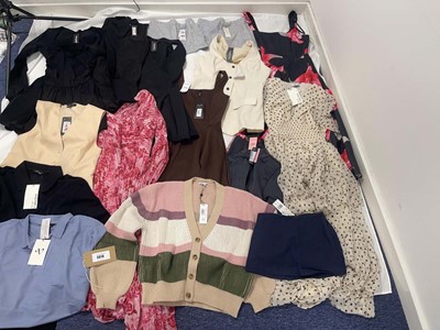 Lot 3918 - Clothing to include AX Paris, New Look,...