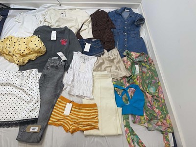 Lot 3922 - Zara & Sister Companies clothing
