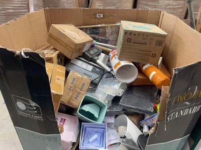Lot 3843 - Large pallet box of assorted household, garden...