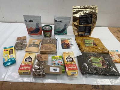 Lot 3852 - Equestrian seaweed, Tumeric, Boswellia powder,...