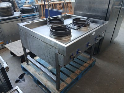 Lot 635 - 118cm gas 3-burner wok style stove