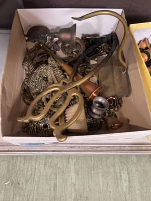 Lot 382 - A carton containing assorted brassware to...