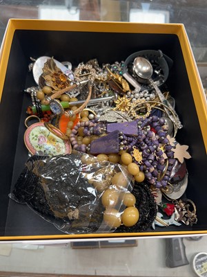 Lot 425 - A box of assorted costume jewellery, teaspoons,...