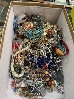 Lot 428 - A box of assorted costume jewellery