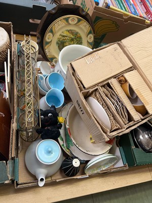 Lot 440 - A tray of various crockery, glassware, plates,...