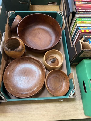 Lot 445 - A tray of assorted treen to include goblets,...