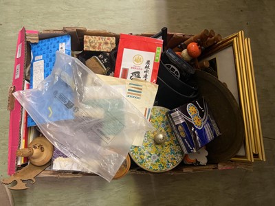 Lot 449 - A tray of mostly oriental goods including...