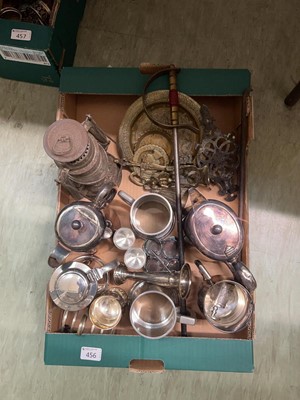 Lot 456 - A tray of metalwares to include tankards,...