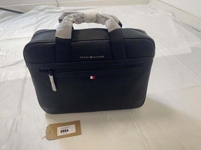 Lot 3954 - Tommy Hilfiger essential computer bag in black