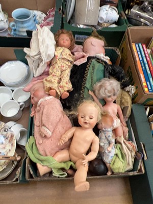 Lot 479 - A tray containing vintage dolls and doll...