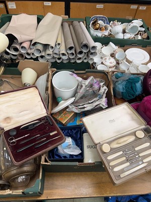 Lot 482 - A tray containing assorted dressing table and...