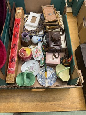 Lot 484 - A tray of various goods to include Leica...
