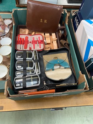 Lot 487 - A tray containing various gentleman's and...