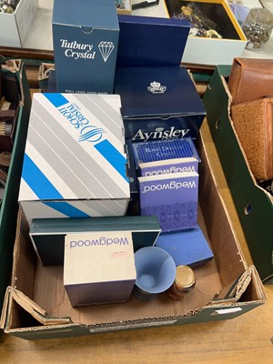 Lot 488 - A tray of various boxed ceramic ware to...