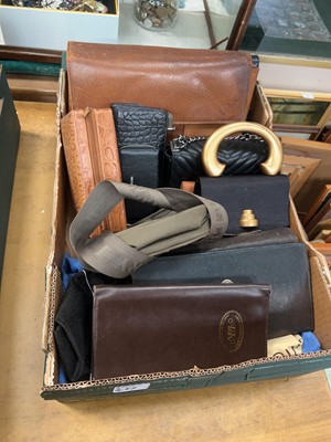 Lot 489 - A tray containing assorted cases, purses, bags,...