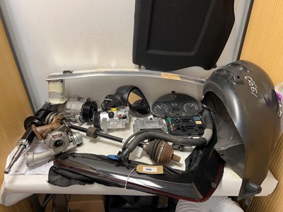 Lot 4743 - Car parts to include speedometer, power...