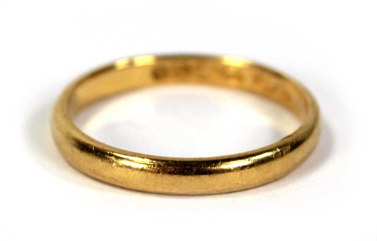 Lot 793 - A 22ct yellow gold wedding band, band w. 2 mm,...