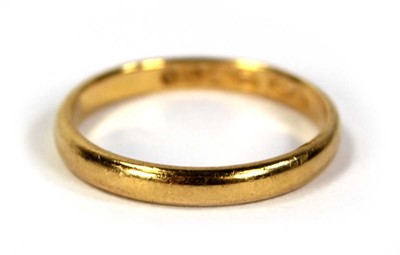 Lot 793 - A 22ct yellow gold wedding band, band w. 2 mm,...