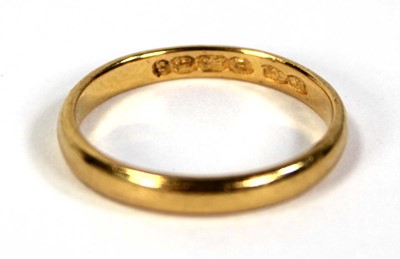 Lot 793 - A 22ct yellow gold wedding band, band w. 2 mm,...