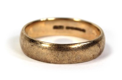 Lot 795 - A 9ct yellow gold wedding band, band w. 5 mm,...