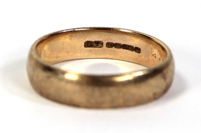 Lot 795 - A 9ct yellow gold wedding band, band w. 5 mm,...