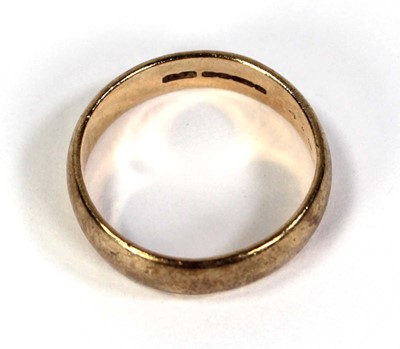 Lot 795 - A 9ct yellow gold wedding band, band w. 5 mm,...