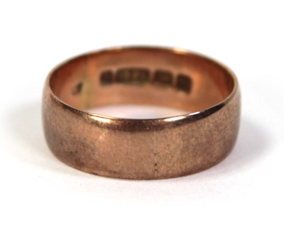 Lot 796 - A 9ct rose gold wedding band, band w. 5 mm,...