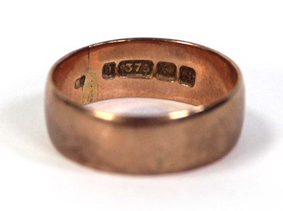 Lot 796 - A 9ct rose gold wedding band, band w. 5 mm,...