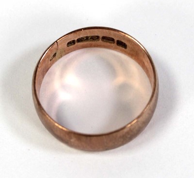 Lot 796 - A 9ct rose gold wedding band, band w. 5 mm,...