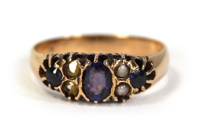 Lot 798 - A yellow metal ring set three graduated blue...