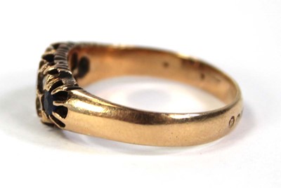 Lot 798 - A yellow metal ring set three graduated blue...
