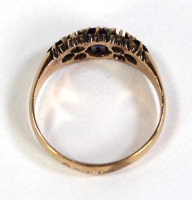 Lot 798 - A yellow metal ring set three graduated blue...