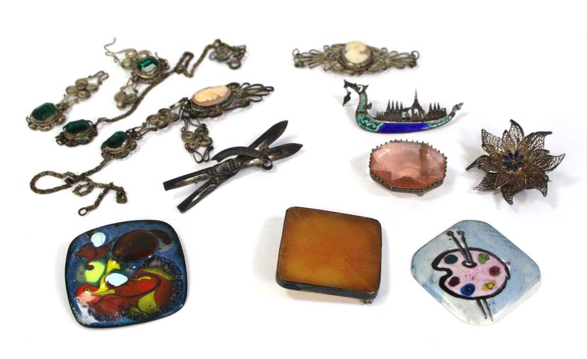 Lot 802 - A small group of jewellery including a Siamese...