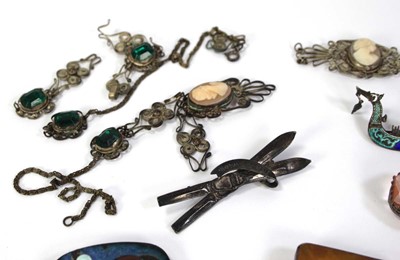 Lot 802 - A small group of jewellery including a Siamese...